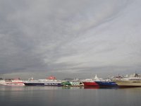 En fait, il y a aussi un port de plaisance, mais assez loin d'ici. Nous allons seulement flâner un peu dans la ville.